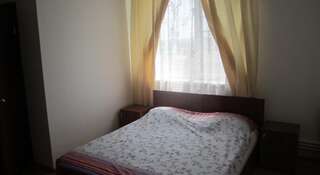 Гостиница Гостевой дом Чемодан Новороссийск Номер с 1 двуспальной кроватью или 2 односпальными кроватями и ванной комнатой-2